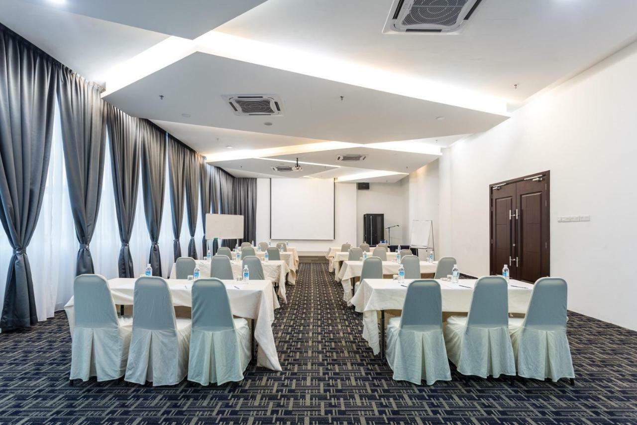 E-Red Hotel Melaka Экстерьер фото