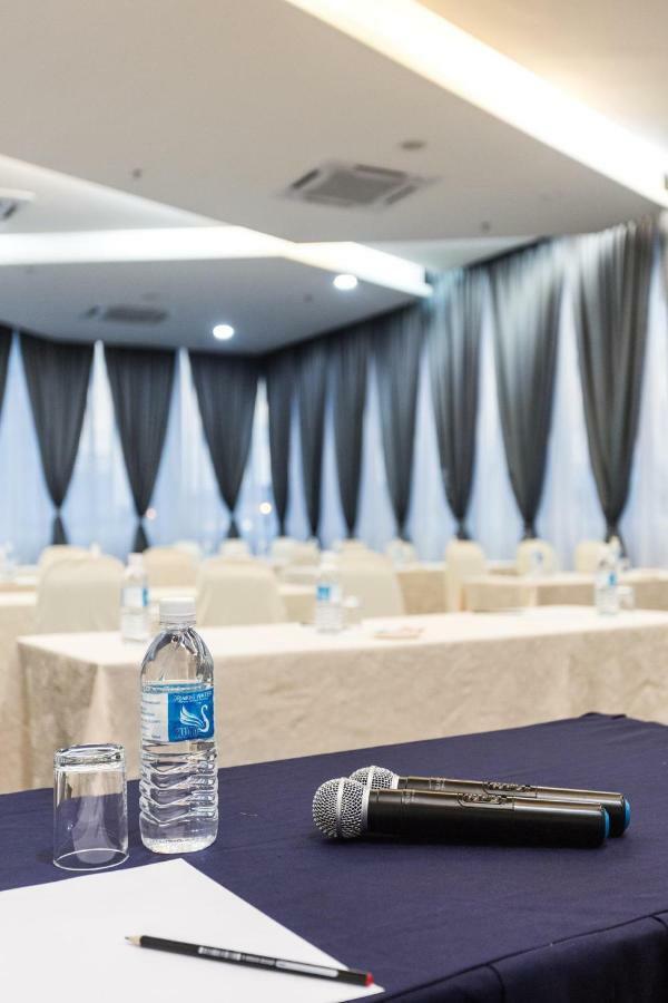 E-Red Hotel Melaka Экстерьер фото