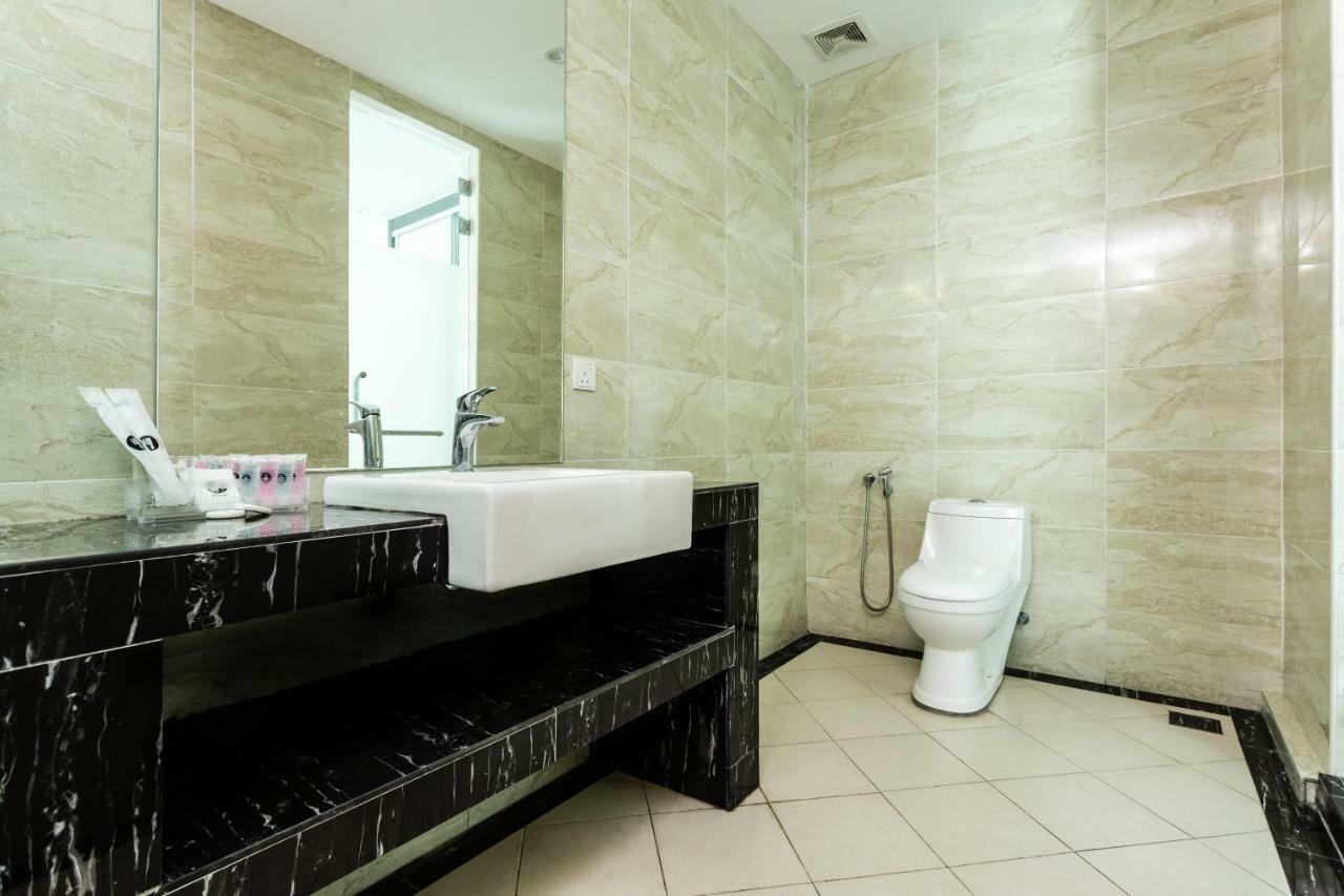 E-Red Hotel Melaka Экстерьер фото
